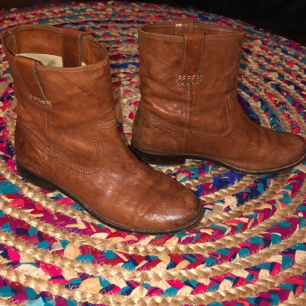 FRYE “Anna” short booties. Cognac/natural leather